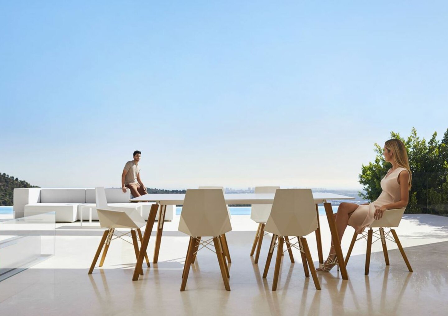 Tische und Stühle für die Terrasse und für das Pool