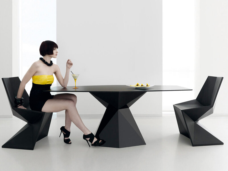 Schwarze Terrassenmöbel Tische und Stühle